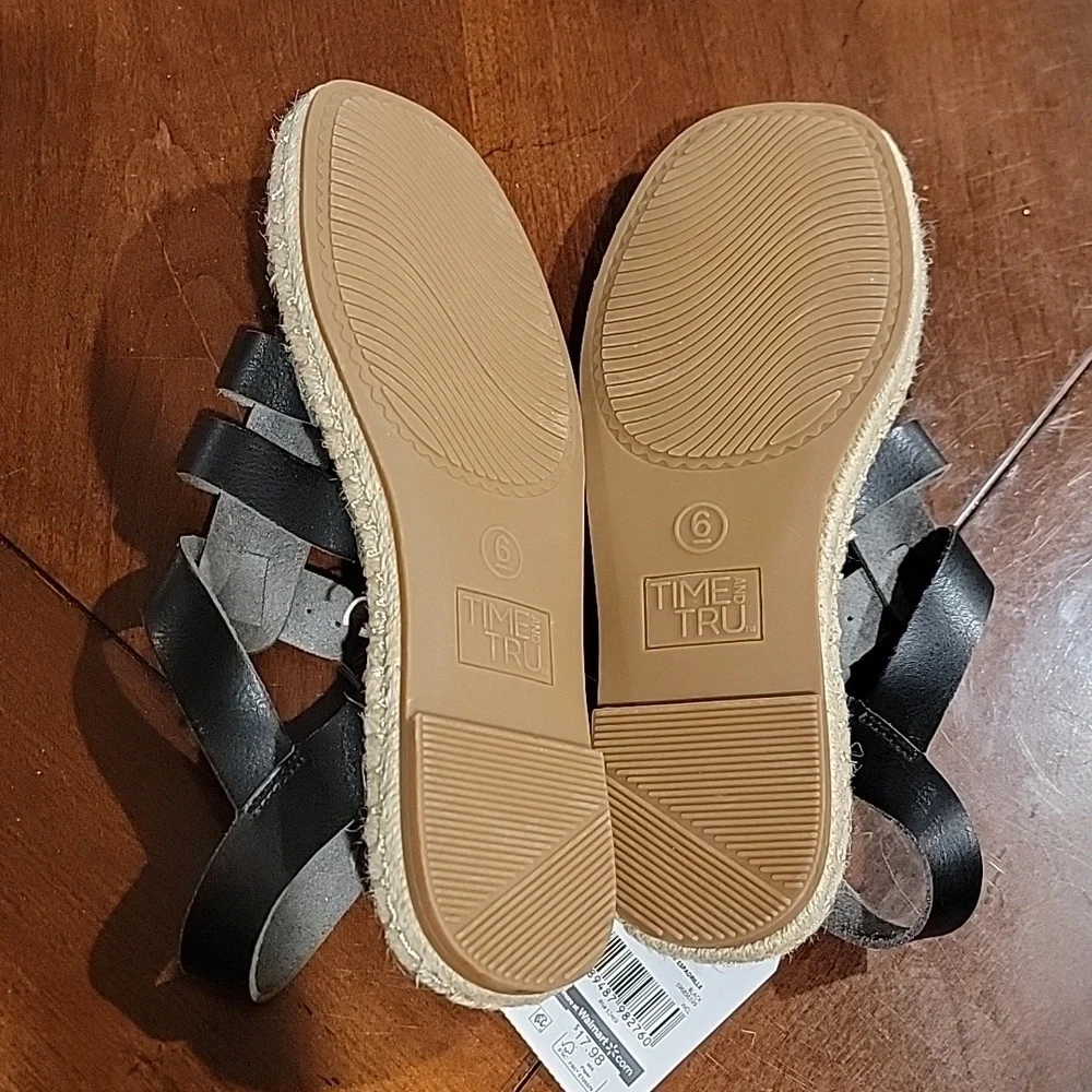 (J4) Big girls sandals size 6